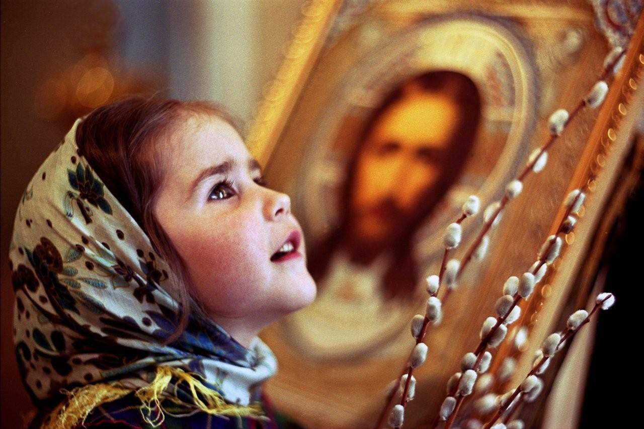 Дети в церкви. Православный храм. Девочка в храме. Девочка у иконы в храме.
